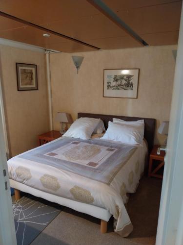 勒克鲁西克Le Croisic Face Mer的卧室配有带白色枕头的大床
