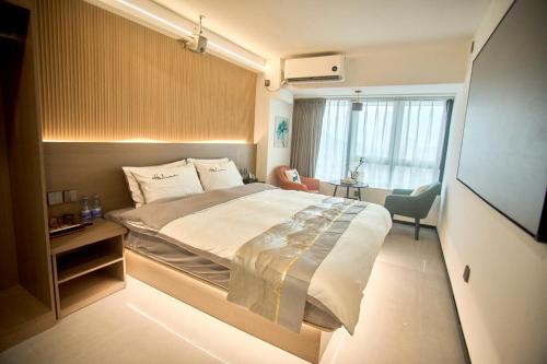 厦门南风吹梦民宿(厦门北站店)的一间卧室设有一张大床和一个窗户。