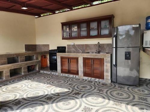 拉维加Pa' la Finca的厨房配有水槽和冰箱
