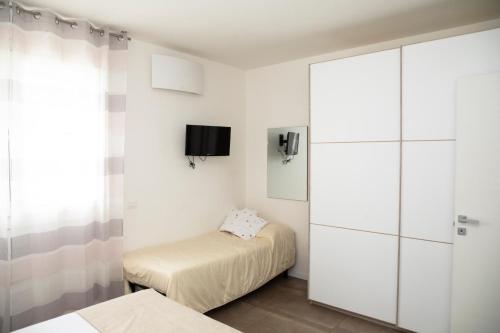 摩德纳Maisonette Modena Park的一间卧室设有两张床和滑动玻璃门