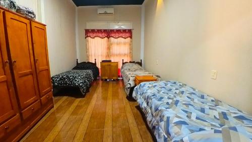 伊瓜苏港Lumay的客房设有两张床和窗户。