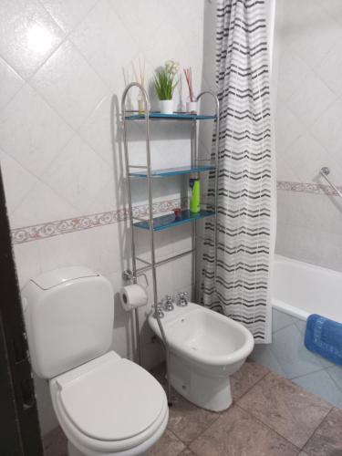 科连特斯Céntrico departamento en Corrientes的一间带卫生间和坐浴盆的浴室