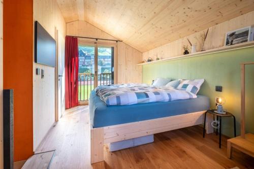 施坦斯The Swiss Bijou / Alpine Retreat的一间带床的卧室,位于带窗户的房间内