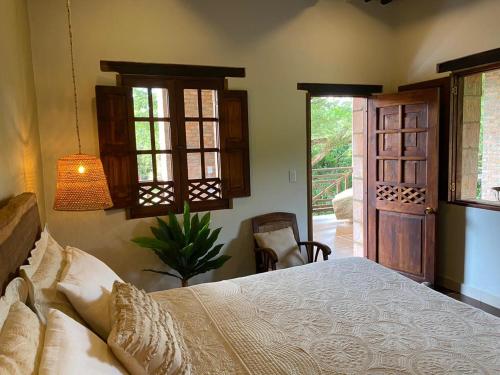 瓜杜阿斯Mentto Hotel的一间卧室设有一张床和一个滑动玻璃门