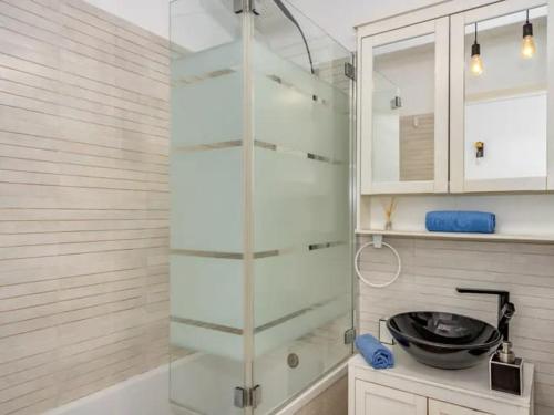 多列毛利诺斯Chalet Baena Torremolinos的一间带玻璃淋浴和水槽的浴室