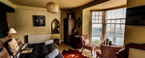 圣艾夫斯Seaforth St Ives的客厅设有床和窗户