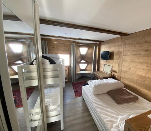 瓦勒迪泽尔白色天堂公寓的一间带两张双层床的卧室和一间带床的房间
