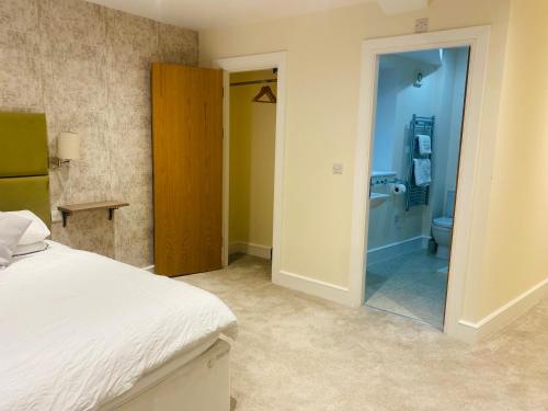 什鲁斯伯里The Shire Residence的一间卧室配有一张床,浴室设有卫生间