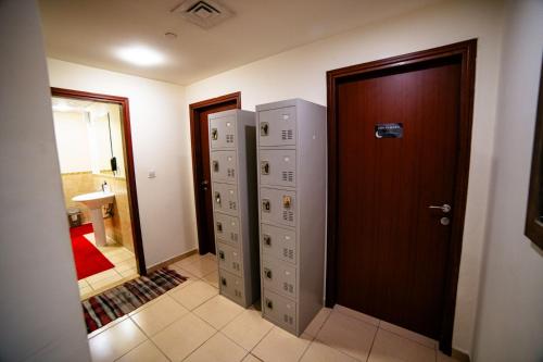 迪拜Lunar Hostel的走廊上设有2个储物柜和1扇门。