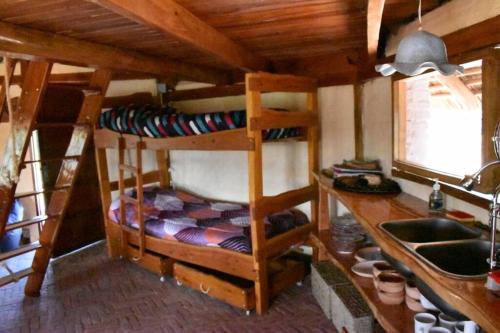 Treinta y TresLa Oca en el Cielo的客房设有两张双层床和盥洗盆。