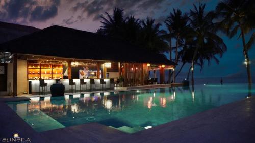 美奈太阳海度假酒店的夜间酒吧前的游泳池