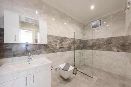 卡斯Aren Guest House in Kalkan的浴室配有卫生间、盥洗盆和淋浴。