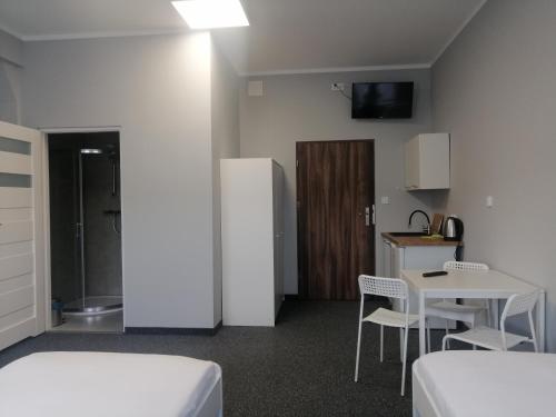 耶莱尼亚古拉Hostel Anilux的小房间设有桌子和冰箱