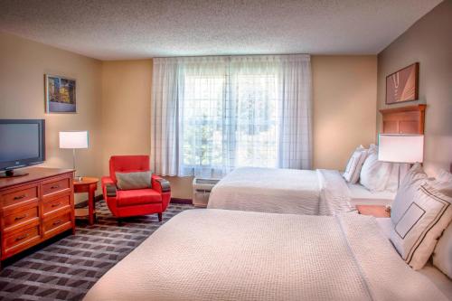 林夕昆高地巴尔的摩BWI机场万豪广场套房酒店的酒店客房设有两张床和电视。