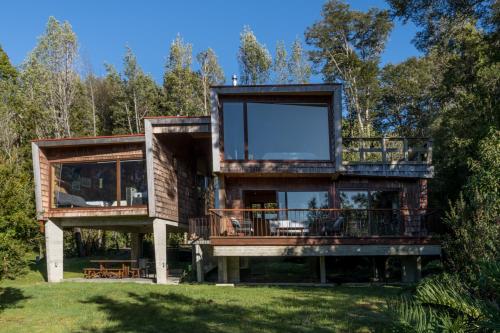 琼奇Casas Martín Pescador, Lago Huillinco, Chiloe的拥有大型玻璃幕墙的现代房屋