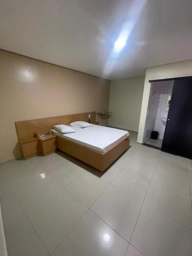 圣保罗Hotel Kiss Sapopemba的卧室配有一张床