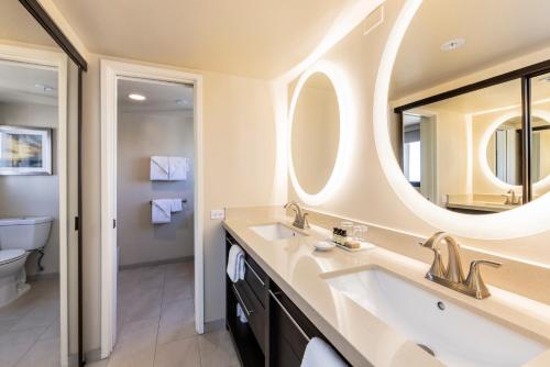 檀香山Ocean Front Spectacular Condo的一间带水槽和镜子的浴室
