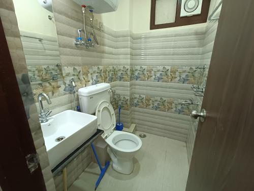 甘托克Snow Drop Guest House的一间带卫生间和水槽的浴室