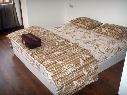 斯莫梁维拉湖酒店的一张带棕色和白色毯子及枕头的床