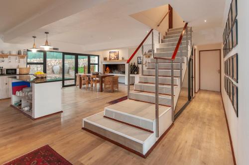 阿古拉斯Spookdraai B&B的一间厨房和客厅,客厅设有楼梯。