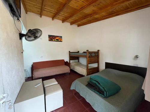 坦季Hostal El Trébol - Tanti的一间设有两张床和一张桌子的房间