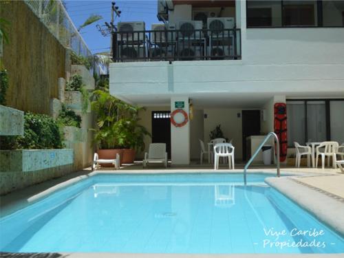 圣安德烈斯Espectacular Apartamento con Vista al Mar的大楼前的大型游泳池