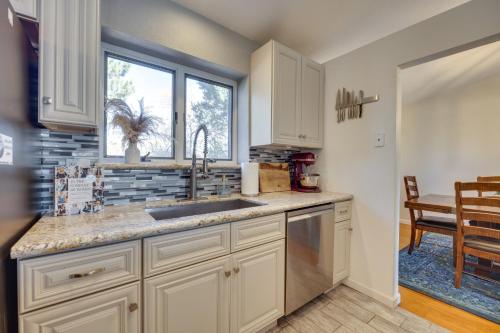 科罗拉多斯普林斯Spacious Colorado Springs Home with Fire Pit!的厨房配有白色橱柜和水槽