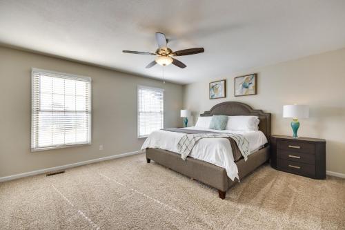 科罗拉多斯普林斯Spacious Colorado Springs Home with Fire Pit!的一间卧室配有一张床和吊扇