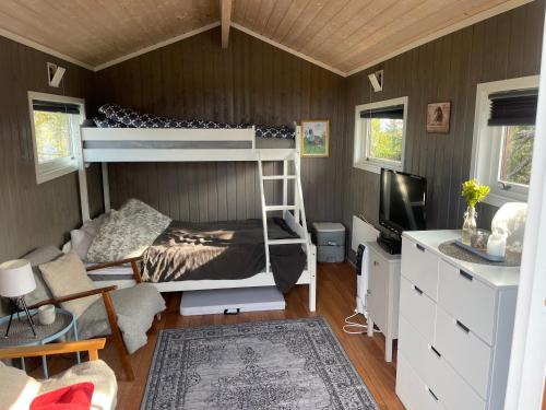 MesnaliHytte med Anneks og fantastisk utsikt på Ljøsheim的小房间设有双层床和书桌