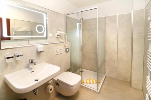 沃尔加斯特基尔希斯坦酒店的浴室配有卫生间、盥洗盆和淋浴。