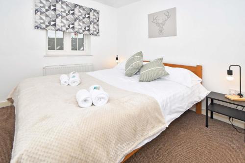 莱姆河下游的纽卡尔斯Tansey House by YourStays的一间卧室配有两张床,并带白色鞋