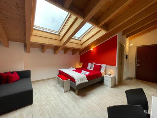 Villa di TiranoValtellinahome的一间卧室设有红色的床和天窗