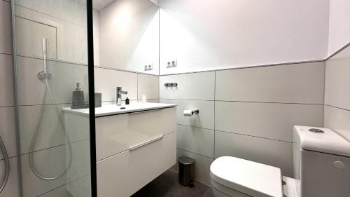 贝尼多姆Bungalow Playa Poniente Benidorm的白色的浴室设有卫生间和水槽。