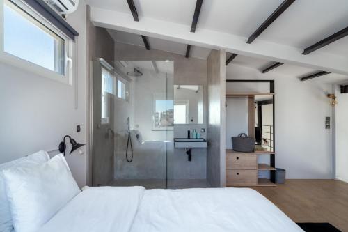 雅典One Shade of Grey Loft with Private Terrace的卧室配有白色的床和淋浴
