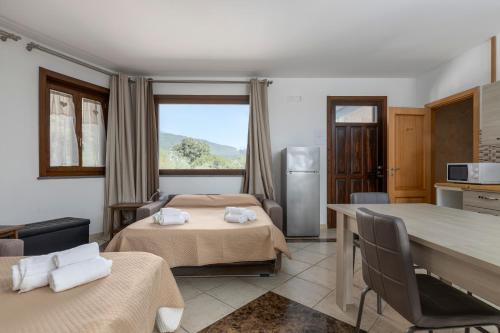 扎费拉纳-埃特内阿Villa Vulcano, tra l'Etna e il mare的客房设有两张床和带冰箱的厨房