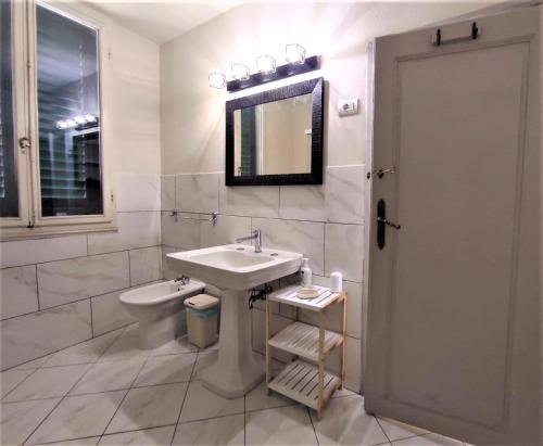 普拉托Appartamento Guido的一间带水槽、卫生间和镜子的浴室