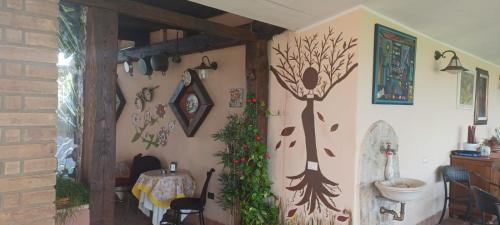 Le FerriereLa Tenuta del Passero的墙上有树壁画的用餐室