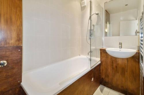 伦敦2 Bed Private Townhouse Mews, King's Cross London的浴室配有白色浴缸和水槽