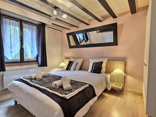 Château de la Barre (Mémorial) *Paris*Disney*的一间卧室配有一张大床和两个枕头