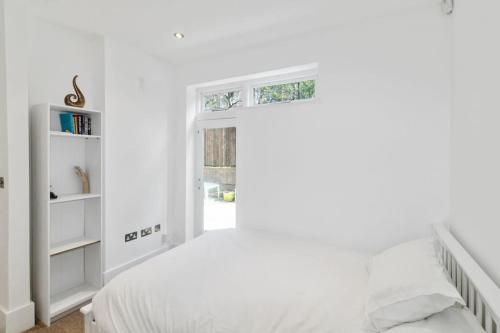 伦敦2 Bed Private Townhouse Mews, King's Cross London的白色的卧室设有床和窗户