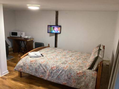 Vigo VillageBarn 6的卧室配有一张床铺,墙上配有电视