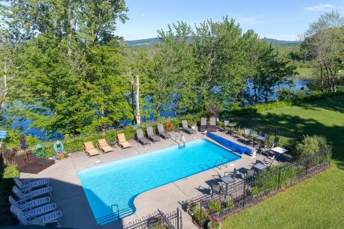 布罗姆湖Hotel Lac Brome的享有带躺椅的游泳池的顶部景致