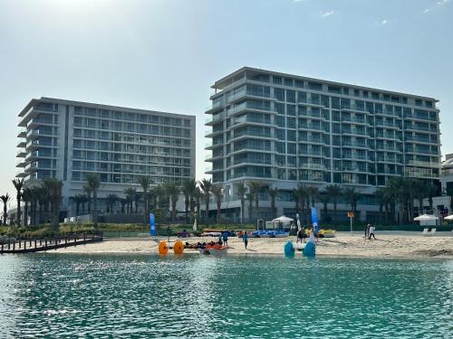 麦纳麦Address Beach Resort Residence Bahrain的享有海滩和两栋高楼的景色