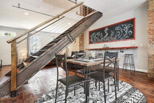 匹兹堡Boat House - Beautiful Custom Space, Two King Beds的一间带桌椅和楼梯的用餐室