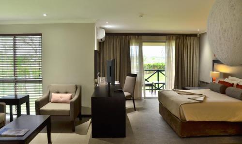 马翁莱利克雷斯塔酒店的酒店客房设有床和客厅。