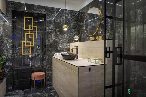 拉德库夫Apartament w Rynku II, MyWeek的一间带水槽和镜子的浴室