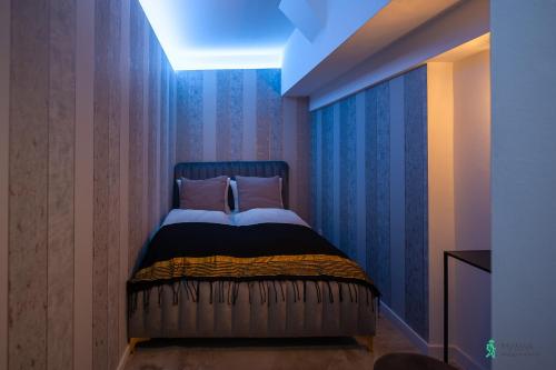 拉德库夫Apartament w Rynku II, MyWeek的一间卧室配有一张蓝色灯床