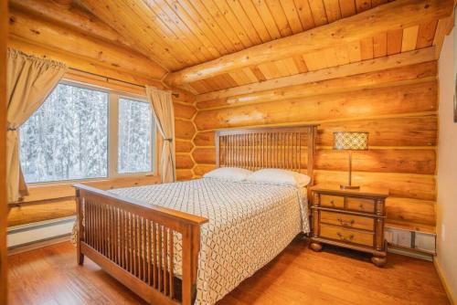 费尔班克斯Tucked Away Timber Upper Suite的小木屋内一间卧室,配有一张床