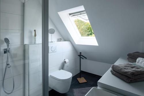 鲁尔河畔米尔海姆DESIGN-Studio CHURCH 46的白色的浴室设有卫生间和窗户。