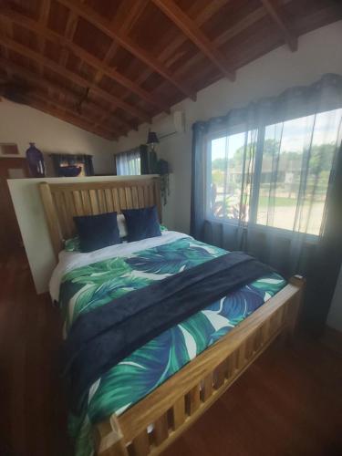 珀拉什奇亚Bella Vita Casitas的一间卧室配有一张木床和窗户
